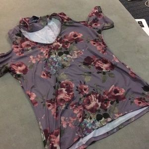 Cold shoulder with chocker